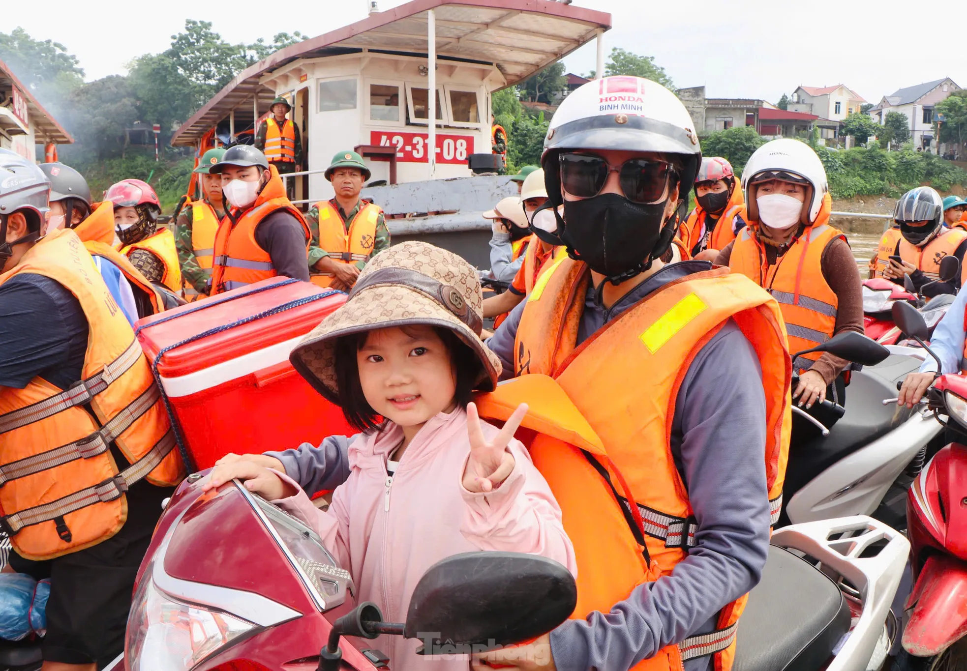 Để đảm bảo an toàn cho người dân qua sông, Lữ đoàn 249, Binh chủng Công binh cũng đã hiệp đồng chặt chẽ với địa phương, đặc biệt là UBND, Ban Chỉ huy quân sự huyện Tam Nông, huyện Lâm Thao, công an xã Hương Nộn (huyện Tam Nông, tỉnh Phú Thọ), công an xã Phùng Nguyên (huyện Lâm Thao, tỉnh Phú Thọ) phối hợp với đơn vị phân luồng, điều tiết giao thông; cấp phát áo phao và hướng dẫn người dân lên, xuống phà.
