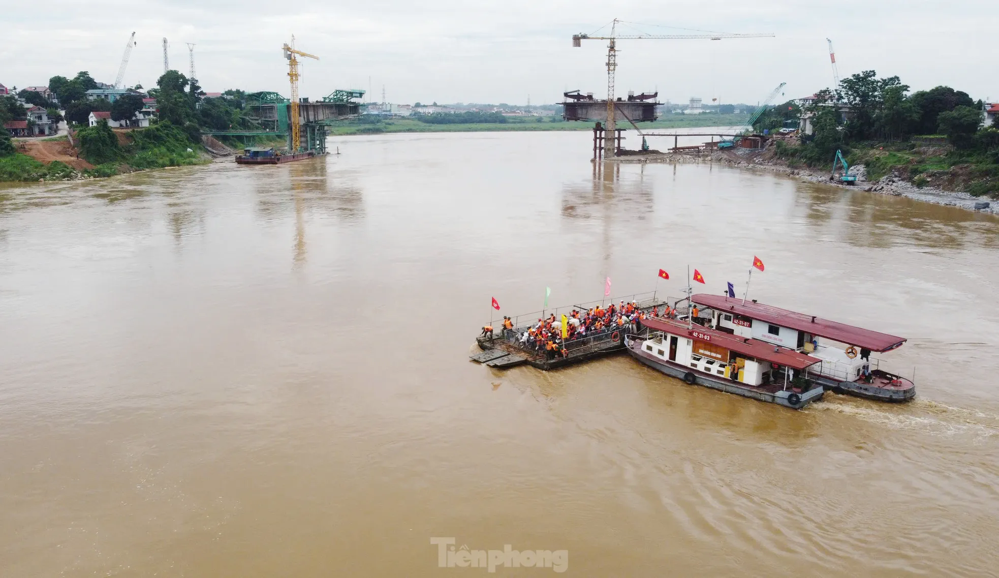 Mỗi phà được trang bị 2 tàu kéo.