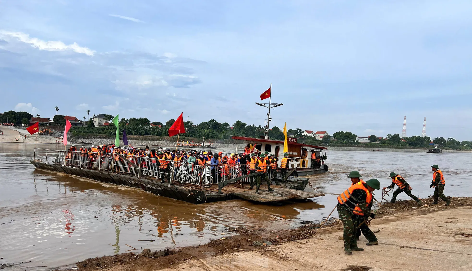 Bộ đội Công binh cho phà cập bến.