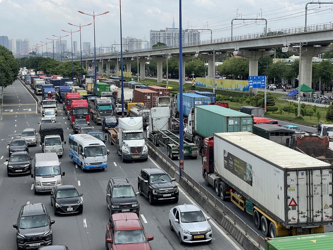 Lượng xe tăng đột biến trên đường Võ Nguyên Giáp.