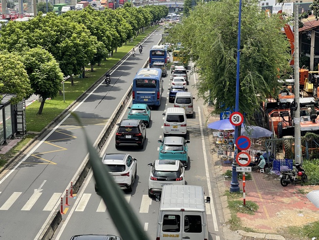 Các phương tiện xếp hàng dài trên đường song hành Võ Nguyên Giáp.