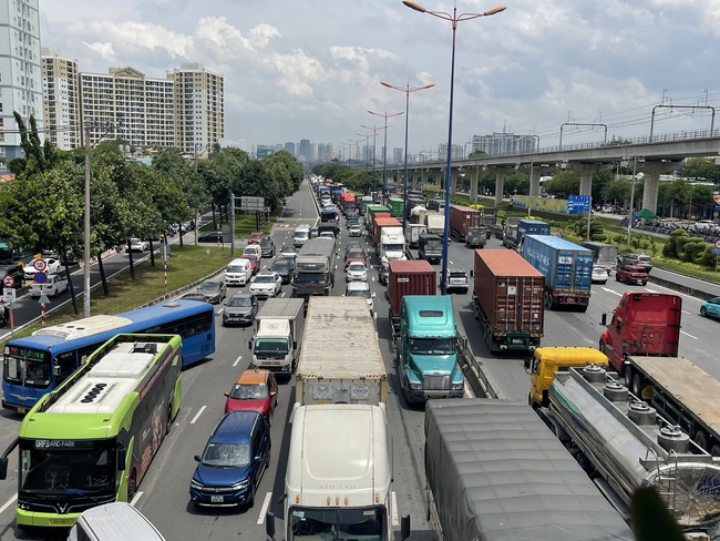 Tình trạng ùn ứ giao thông xảy ra khoảng 1 giờ.