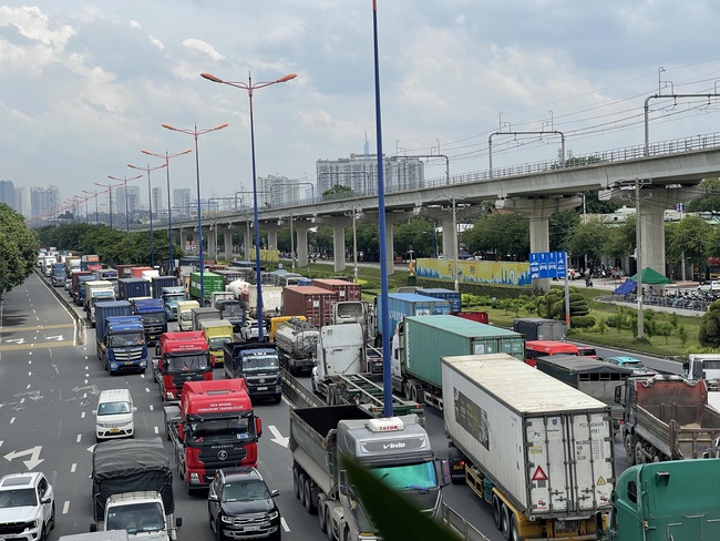 Lực lượng chức năng nhanh chóng được điều động để giải tỏa giao thông.