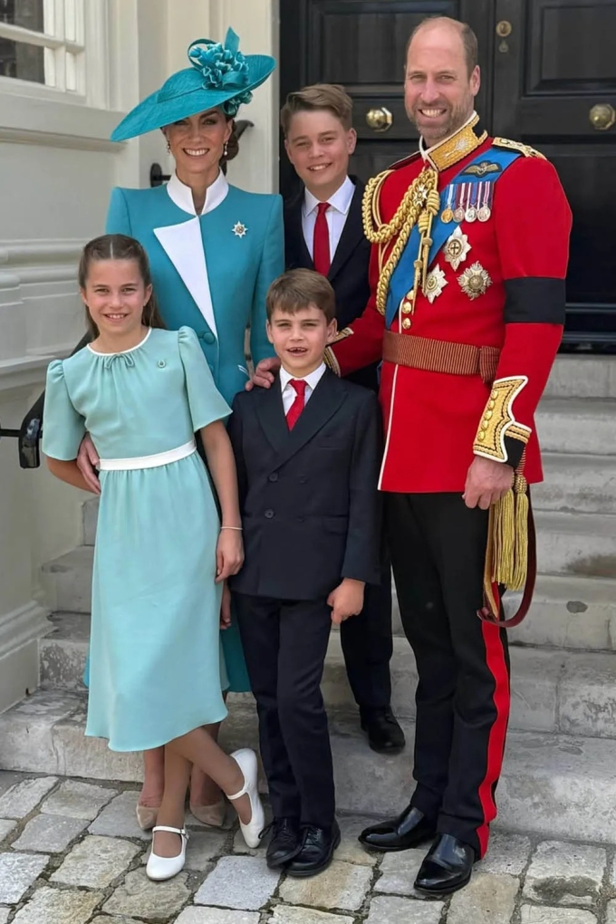 Mẹ con Vương phi Kate Middleton diện đồ đôi - 1