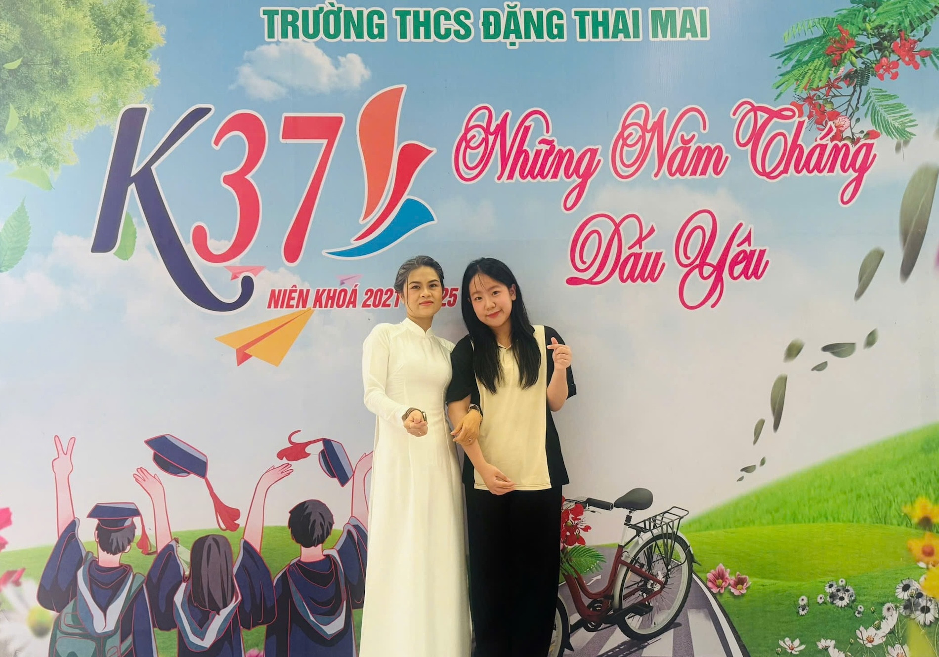 Cô Nhàn và em Vương Hoàng Nhi, thủ khoa lớp chuyên Anh, Trường THPT Chuyên Phan Bội Châu. Ảnh: NVCC