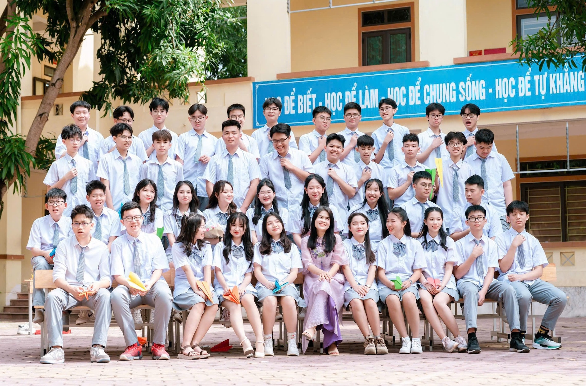 Học sinh lớp 9G Trường THCS Đặng Thai Mai cùng cô giáo. Ảnh: NVCC