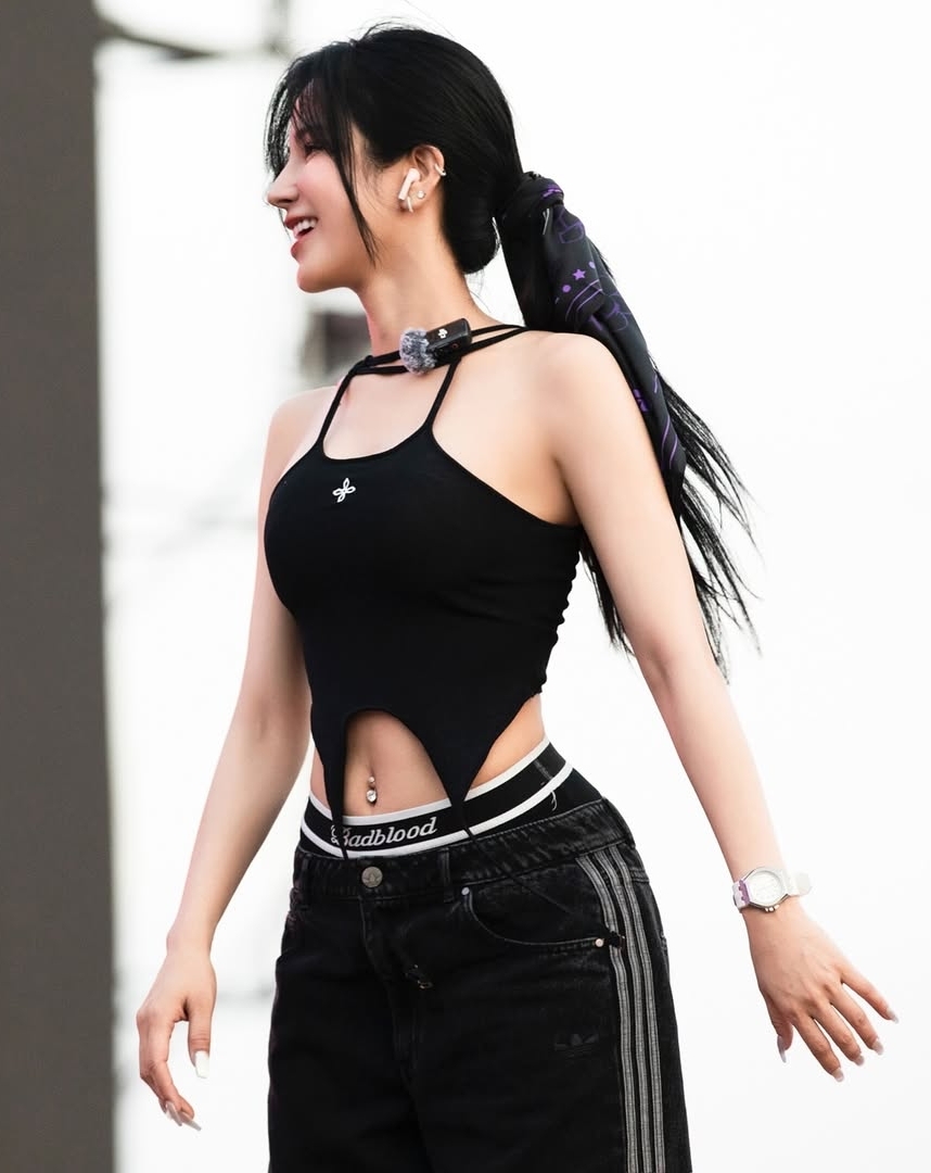 Ca sĩ Diệp Lâm Anh chọn crop top và quần cạp trễ đồng màu theo mốt khoe nội y.
