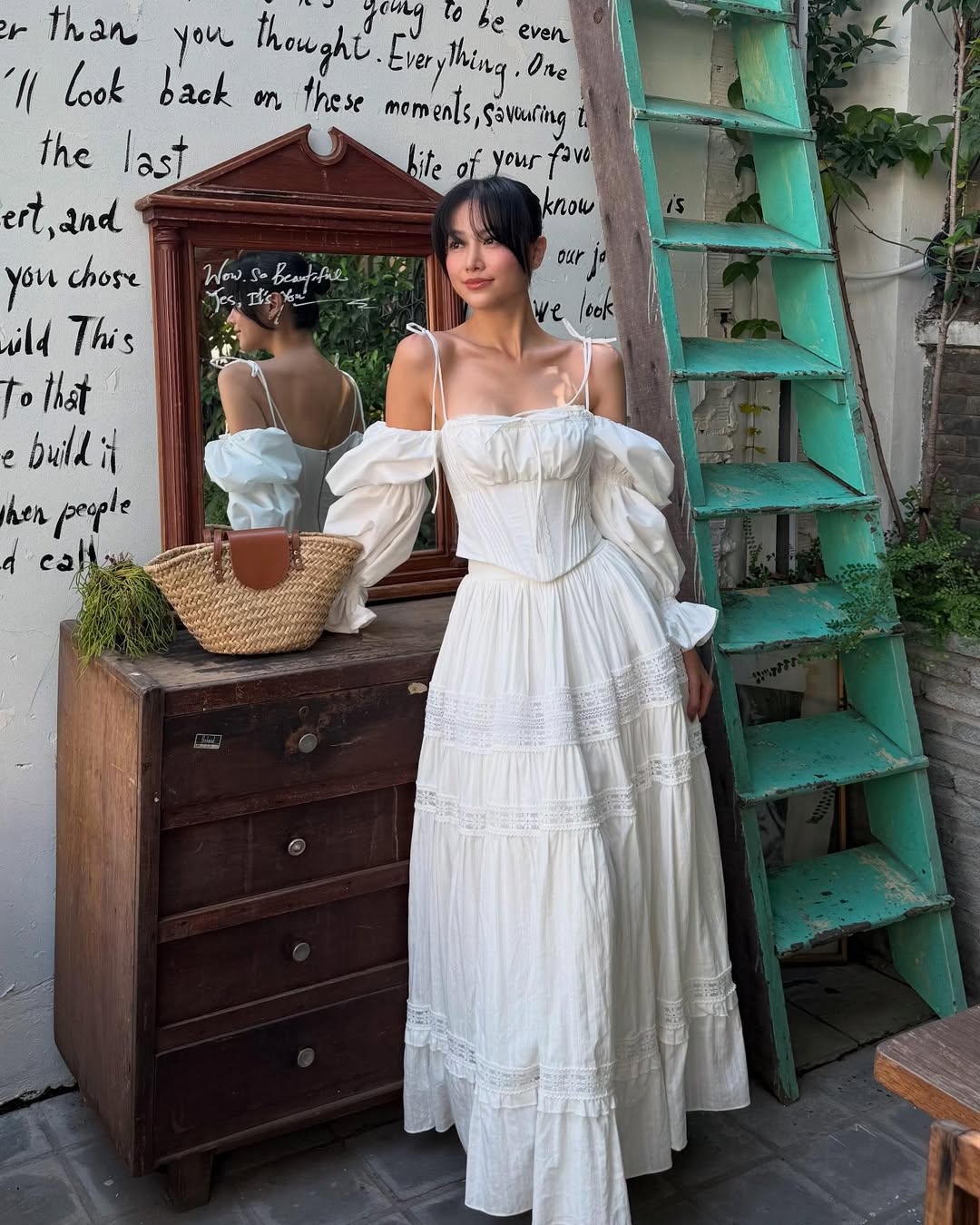 Hoa hậu Phương Khánh lăng xê phong cách cô gái vắt sữa của châu Âu, kết hợp áo corset hai dây và chân váy maxi đồng điệu.