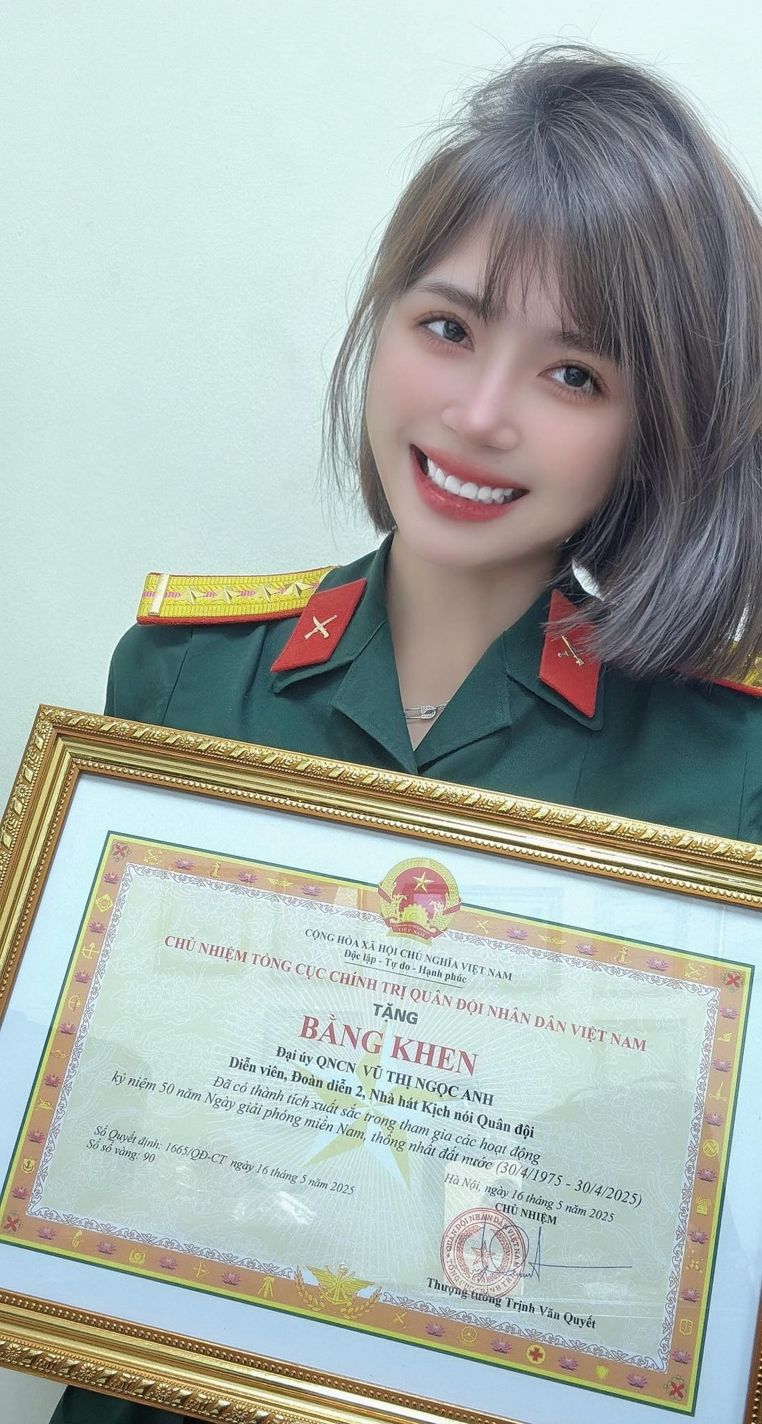 Hiện tại cô đang mang hàm Đại úy quân nhân chuyên nghiệp.