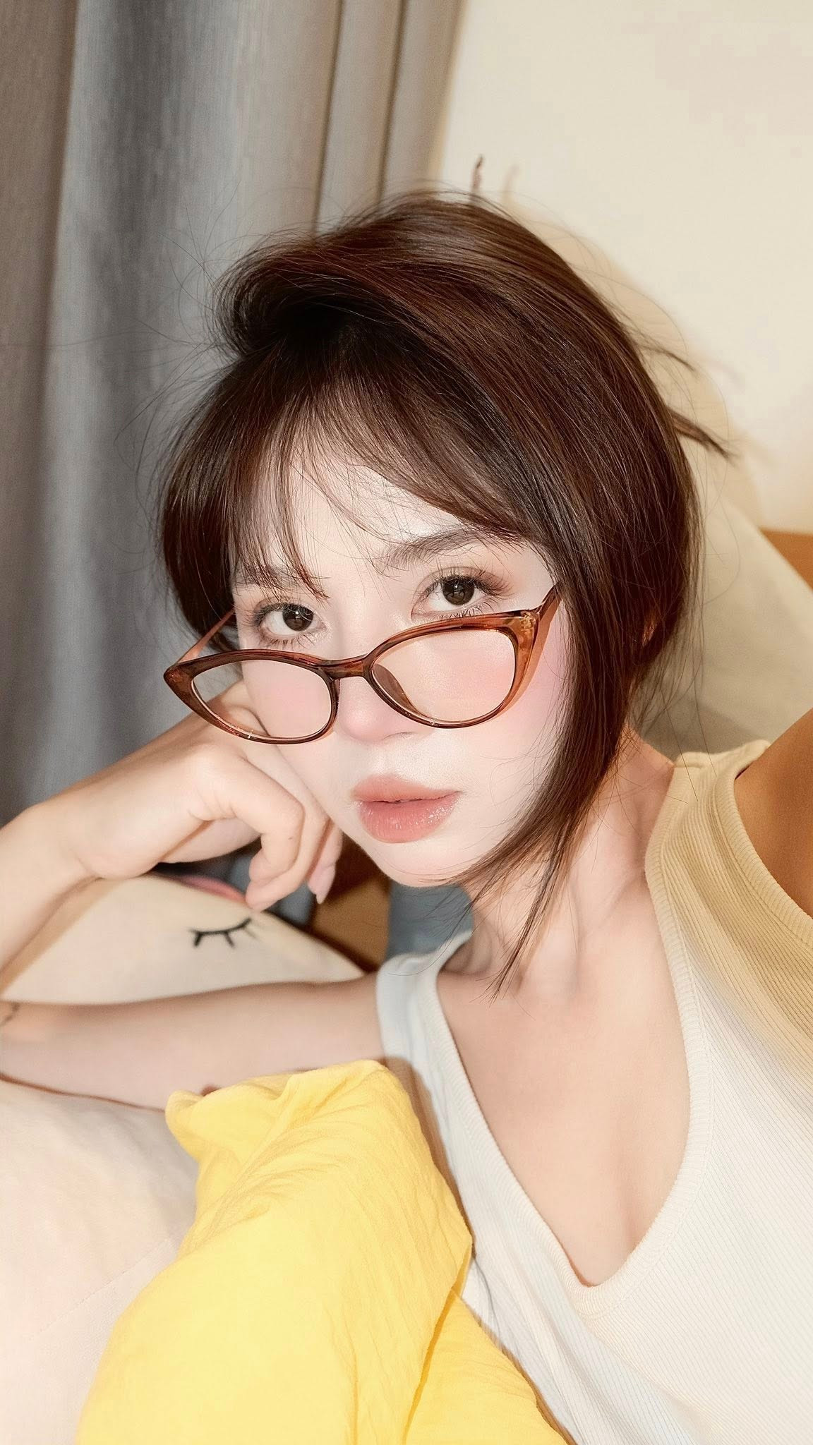 Dù đã trải qua một lần sinh nở, nữ quân nhân vẫn sở hữu sắc vóc vạn người mê.