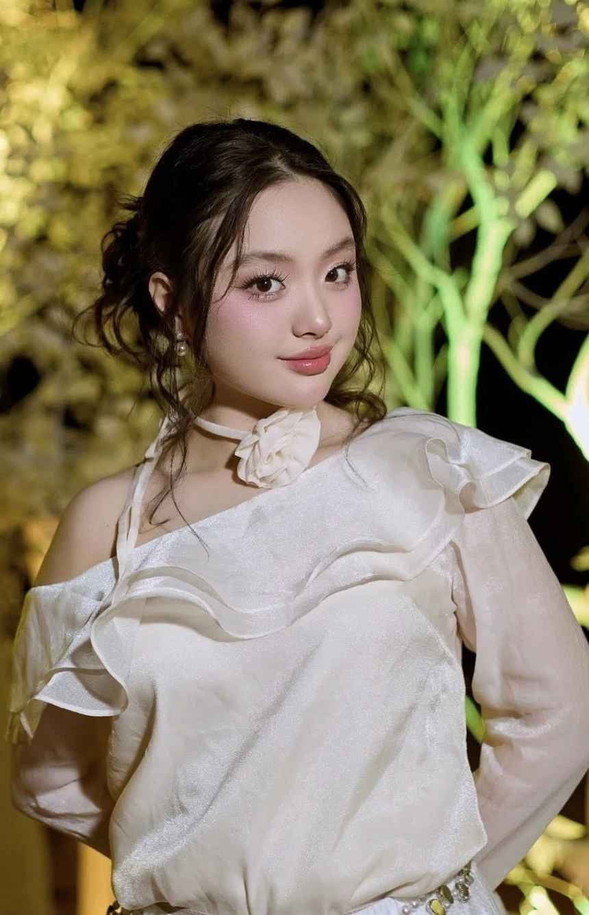 Sau 17 năm từ ngày tham gia Bố ơi mình đi đâu thế mùa 1, hiện Suti đã trở thành thiếu nữ duyên dáng, được khen vẫn giữ nhiều nét nổi bật trên gương mặt như cặp mắt to tròn, đôi má bầu bĩnh.