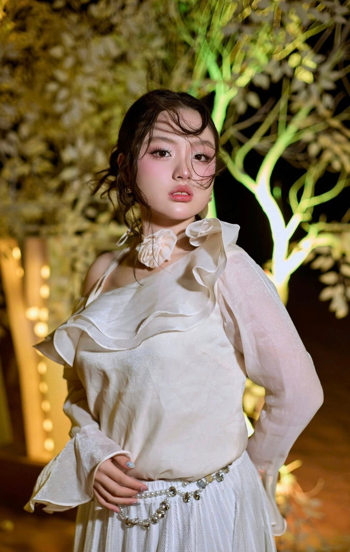Hình ảnh một thiếu nữ xinh đẹp, trong trẻo với nụ cười tỏa nắng khiến nhiều người từng yêu mến bé Suti ngày nào trong bố ơi mình đi đâu thế không thể nhận ra.