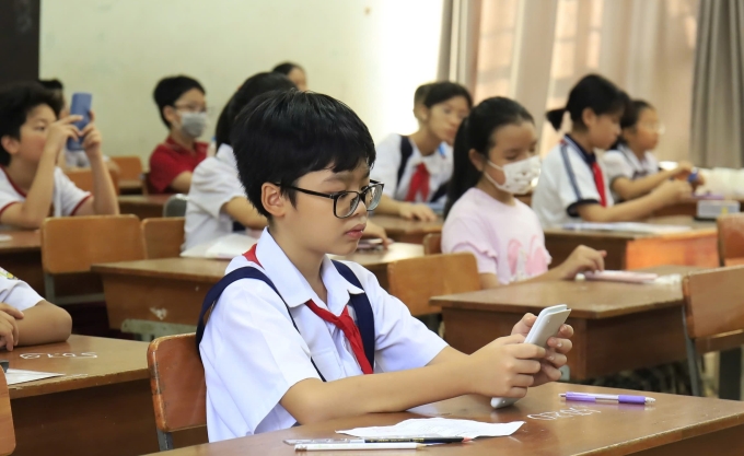 Thí sinh kiểm tra lại máy tính, chuẩn bị bước vào giờ làm bài khảo sát. Ảnh: Lệ Nguyễn