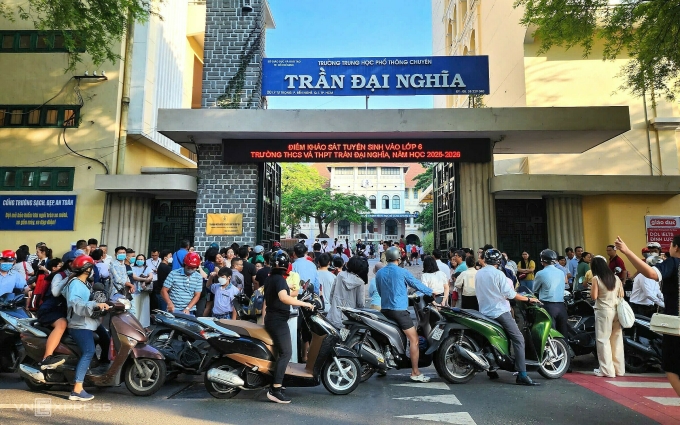 Đông đảo phụ huynh, thí sinh tập trung trước điểm thi THCS-THPT Trần Đại Nghĩa, quận 1, sáng 16/6. Ảnh: Lệ Nguyễn