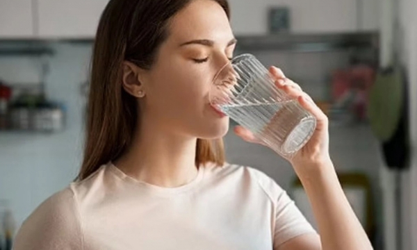 Uống nước trong mùa hè cần đúng và đủ.