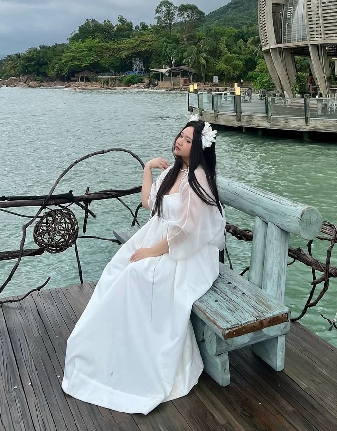 Trong một chuyến đi chơi, Trúc Anh diện đầm lụa, che cánh tay và vai bằng áo xuyên thấu. Trúc Anh nói sau tăng cân đột ngột cô bị rạn da. Nếu như trước đây tôi sẽ lo sợ, không muốn ai nhìn thấy phần cơ thể đó. Tôi đã quên rằng chúng ta cần yêu thương và tự tin với cơ thể, đó mới là điều quan trọng nhất, cô nói.