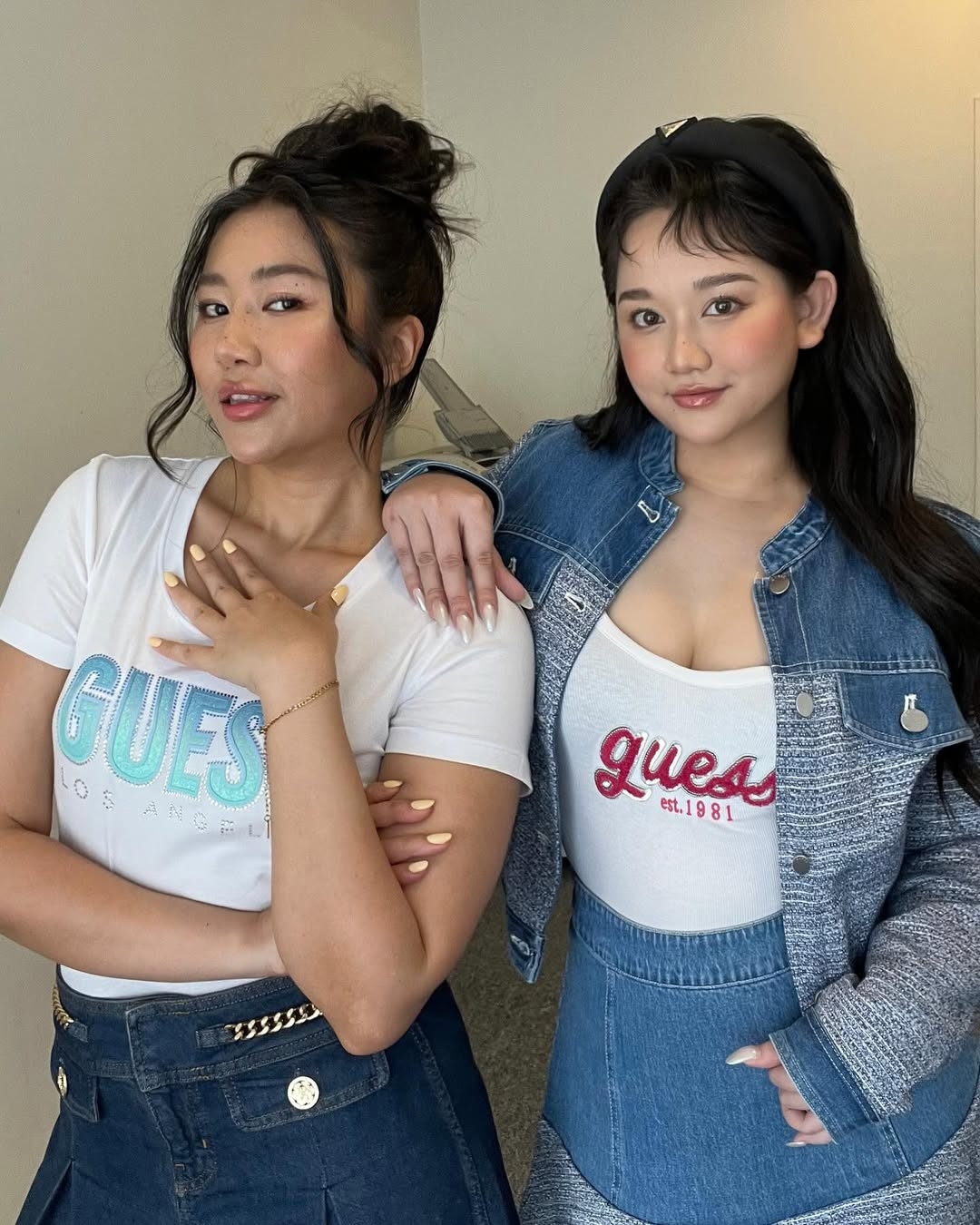 Trúc Anh (phải) diện cả bộ denim theo phong cách thập niên 1990 với áo Guess và túi đeo vai màu bạc.