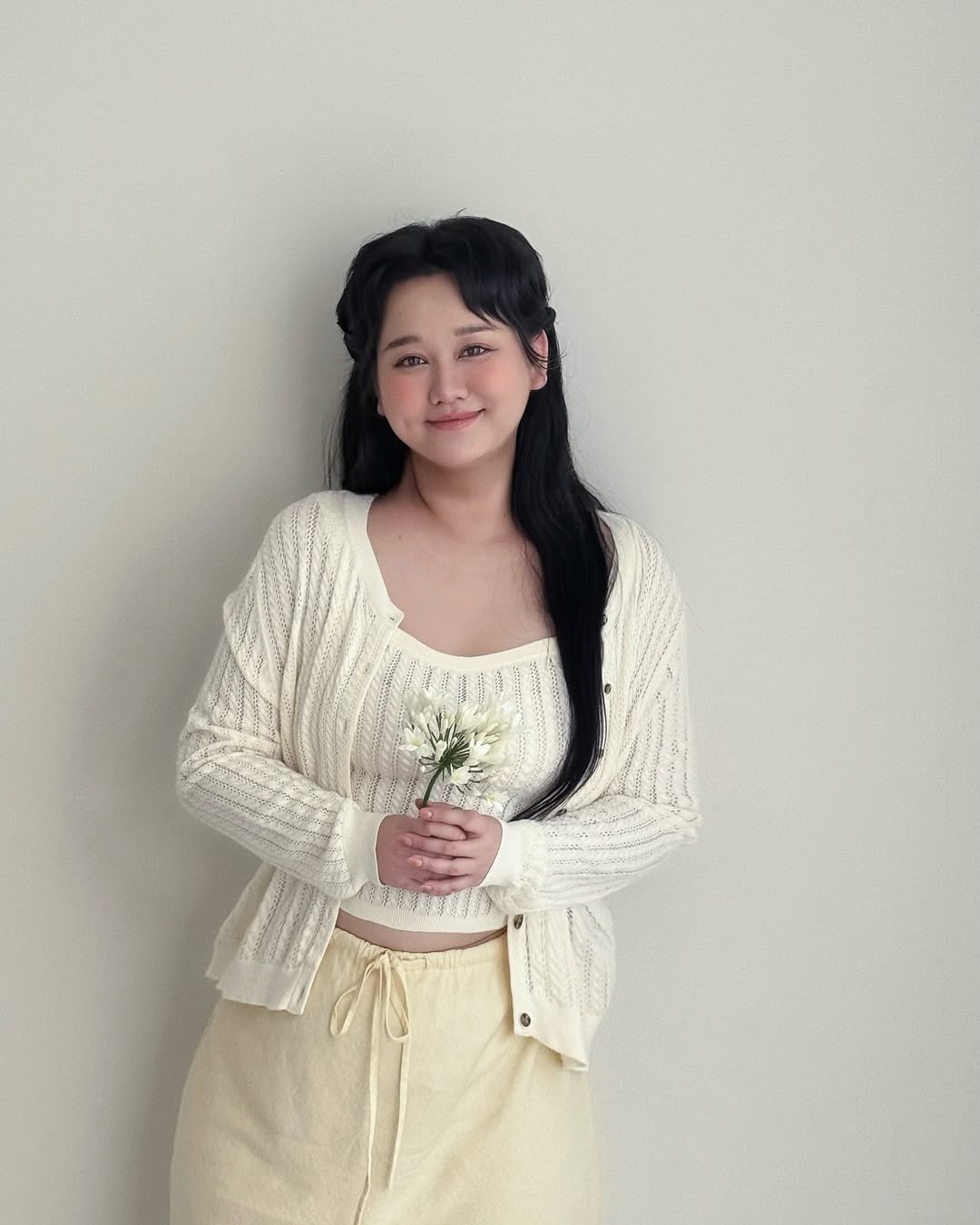 Cô kết hợp cardigan với chân váy midi vàng bơ - tông màu hot năm nay.