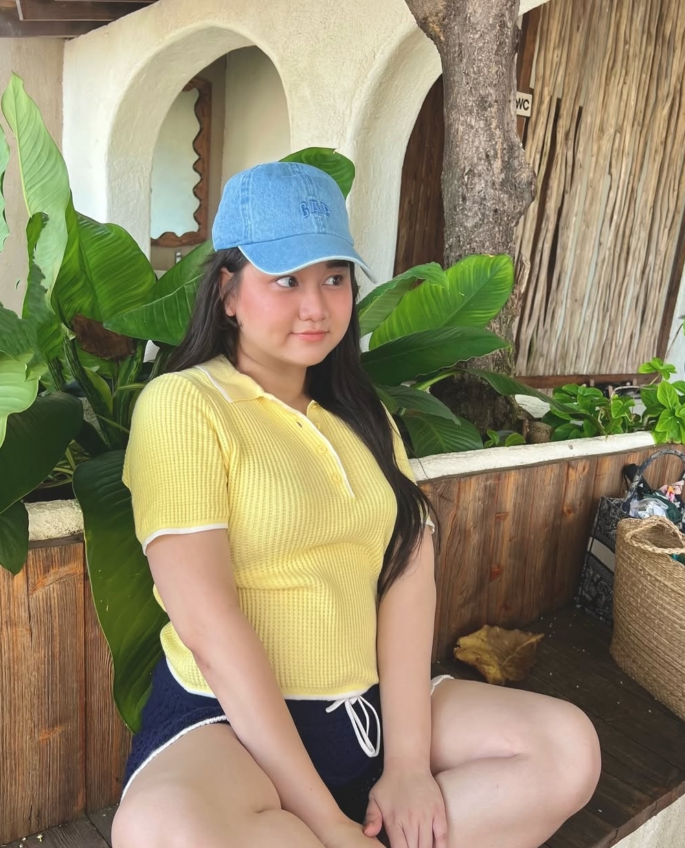 Phong cách đời thường của Trúc Anh toát lên vẻ năng động với áo polo dệt kim và mũ lưỡi trai.