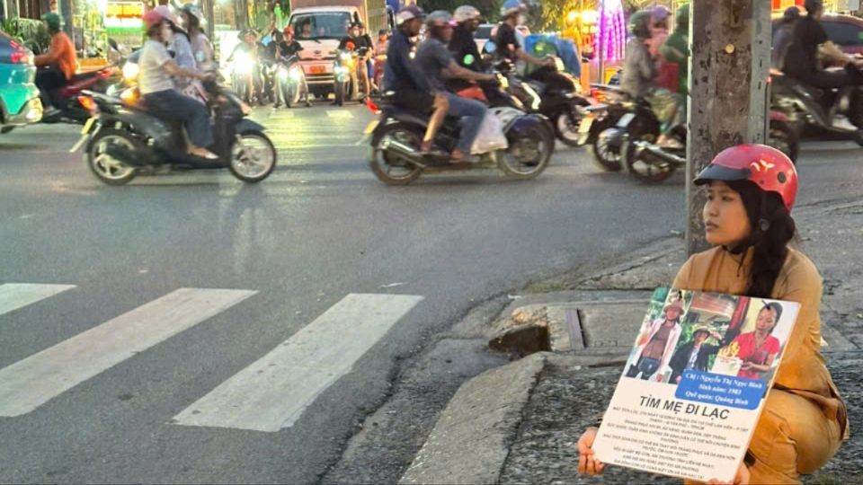 Hương đi khắp nơi phát tờ rơi và ngồi ở các ngã tư đường để tìm thông tin về mẹ. Ảnh: NVCC