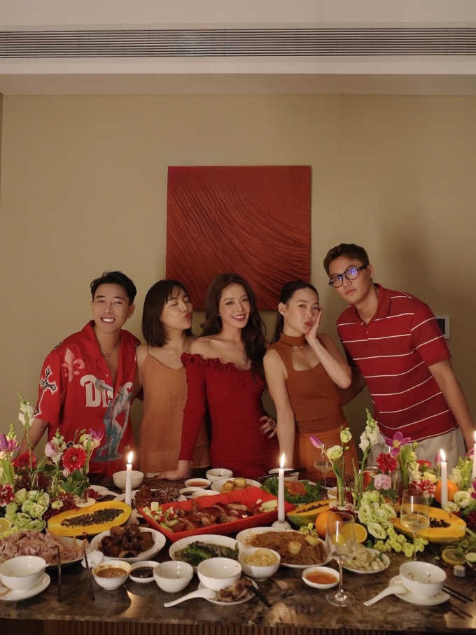 Chi Pu dành sinh nhật bên hội bạn thân nhiều năm, trong đó có stylist Hoàng Ku (đầu tiên bên trái), blogger Sun HT (thứ tư từ trái sang).