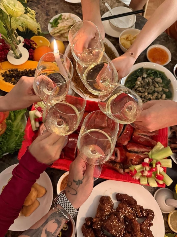 Món sườn Kinh Đô được chế biến từ phần thịt sườn non, được tẩm ướp trong nhiều giờ, khi thịt chín mềm thấm xốt có màu nâu đỏ, vị chua ngọt khó cưỡng cùng với nước xốt sánh đậm đà. Dù không nổi tiếng toàn cầu như vịt quay Bắc Kinh hay dimsum, sườn Kinh Đô rất được ưa chuộng trong cộng đồng người Hoa và các nhà hàng Hoa, đặc biệt là Hong Kong và khu vực Quảng Đông. Tên gọi Kinh Đô (Capital Ribs) thể hiện sự tinh túy, đặc sắc của món ăn. Ngoài ra, bàn tiệc còn có một số món Việt như cơm chiên hải sản, bê thui, chim quay, ăn kèm các loại rau củ, ăn kèm cho đỡ ngán.