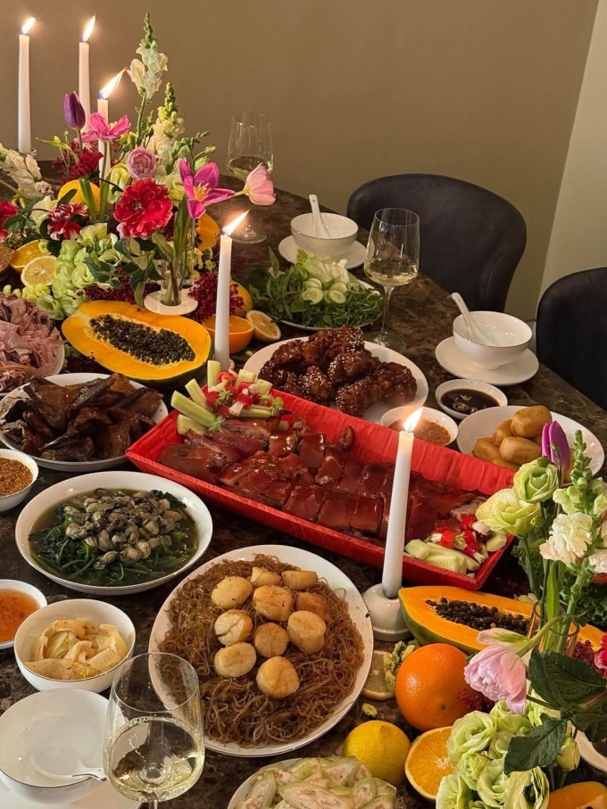 Món ăn khác mang nét đặc trưng ẩm thực Trung Hoa là miến xào sò điệp Quảng Đông, hòa quyện giữa miến dai mềm và sò điệp tươi ngọt. Món ăn này được chế biến công phu từ miến dong hoặc miến đậu xanh, sò điệp tươi, xào nhanh trên lửa lớn cùng các loại rau củ. Hương vị đặc trưng là sự ngọt thanh tự nhiên của sò điệp, kết hợp với độ dai của miến và mùi thơm thoang thoảng của dầu mè, nước tương. Miến xào sò điệp thường xuất hiện trong các bữa tiệc, tụ tập.
