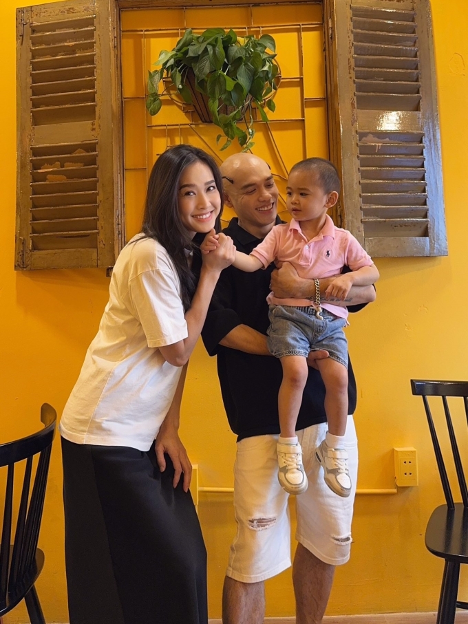 Dương Mỹ Linh đưa con trai đi gặp gỡ mọi người.