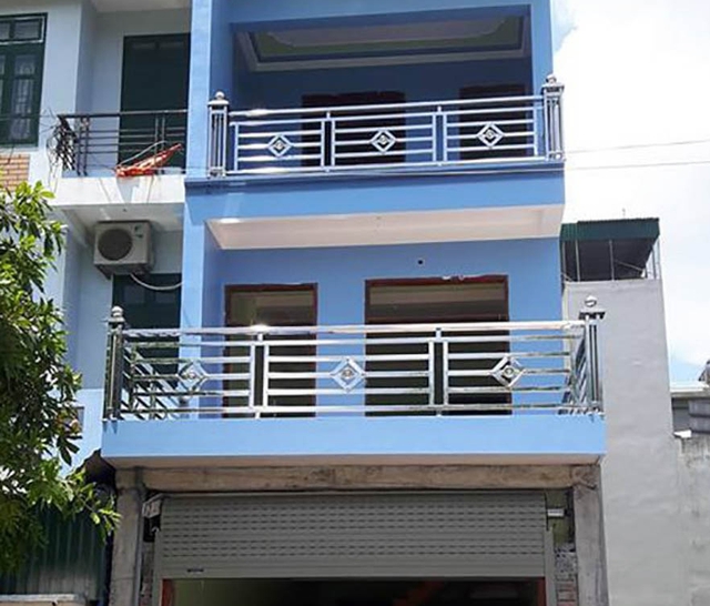 Tránh để ban công đối diện cột điện, góc nhọn nhà đối diện, biển báo giao thông lớn dễ tạo sát khí.