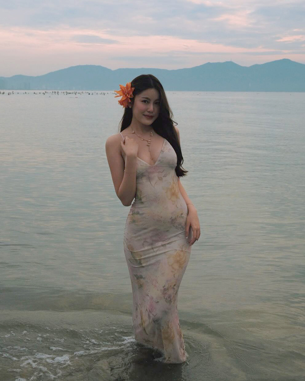 Nhân chuyến nghỉ dưỡng mới đây, mỹ nhân 22 tuổi tôn đường cong vòng nào ra vòng nấy với váy bodycon mỏng manh. Nhiều khán giả soi các dấu hiệu, cho rằng cô đi nghỉ với bạn trai.