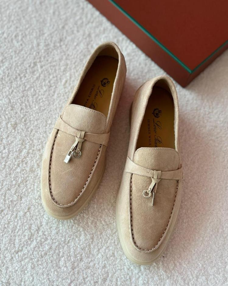 Nàng dâu hào môn bắt sóng xu hướng giày của giới thượng lưu với đôi loafer Loro Piana. Thiết kế tông be thanh lịch, giá bán 890 Euro (khoảng 26 triệu đồng).