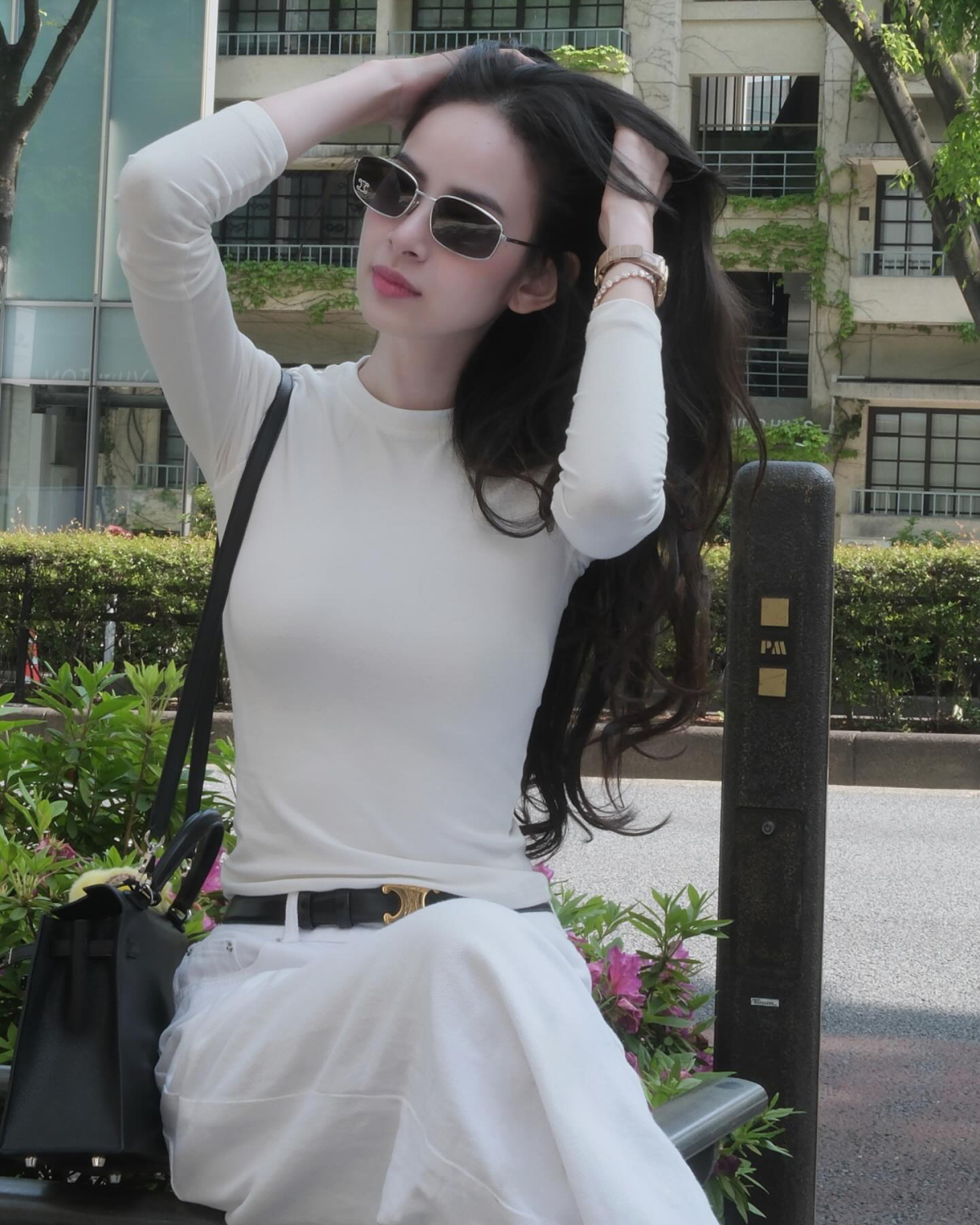 Mẫu túi xách, đồng hồ đắt đỏ được Hương Liên sắm gần đây và tích cực sử dụng.