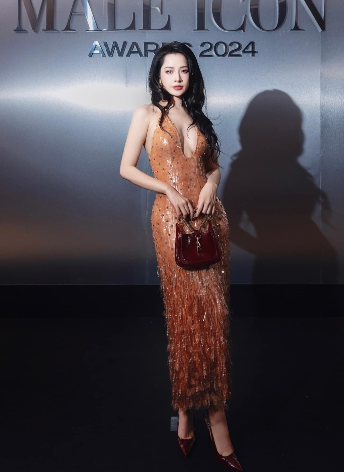 Nhờ sự tư vấn của stylist Hoàng Ku, Chi Pu ngày càng có phong cách thời trang ấn tượng, phong độ ổn định. Ca sĩ cho biết đầm đính kết công phu là một trong những thiết kế được cô ưu ái khi tham gia sự kiện vì dễ bắt sáng, nổi bật trước ánh đèn.