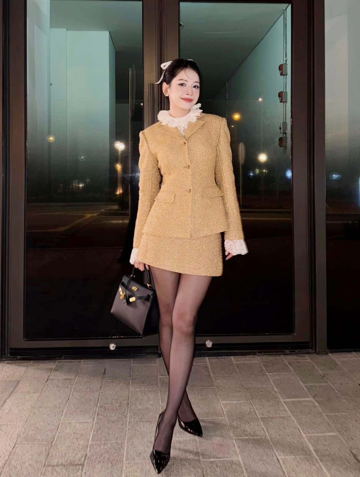 Có lúc, Chi Pu thể hiện sự nữ tính với váy đính hoa, khi lại toát lên vẻ thanh lịch cổ điển trong bộ váy áo vải tweed. Ca sĩ có bộ sưu tập túi hiệu phong phú, chủ yếu là cỡ mini hoặc trung bình của những thương hiệu đình đám như Hermes, Chanel, Prada, giúp cô tăng vẻ sang trọng khi dự tiệc.