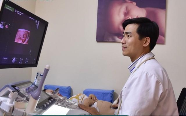 TS.BS Phan Chí Thành đang khám thai cho bệnh nhân