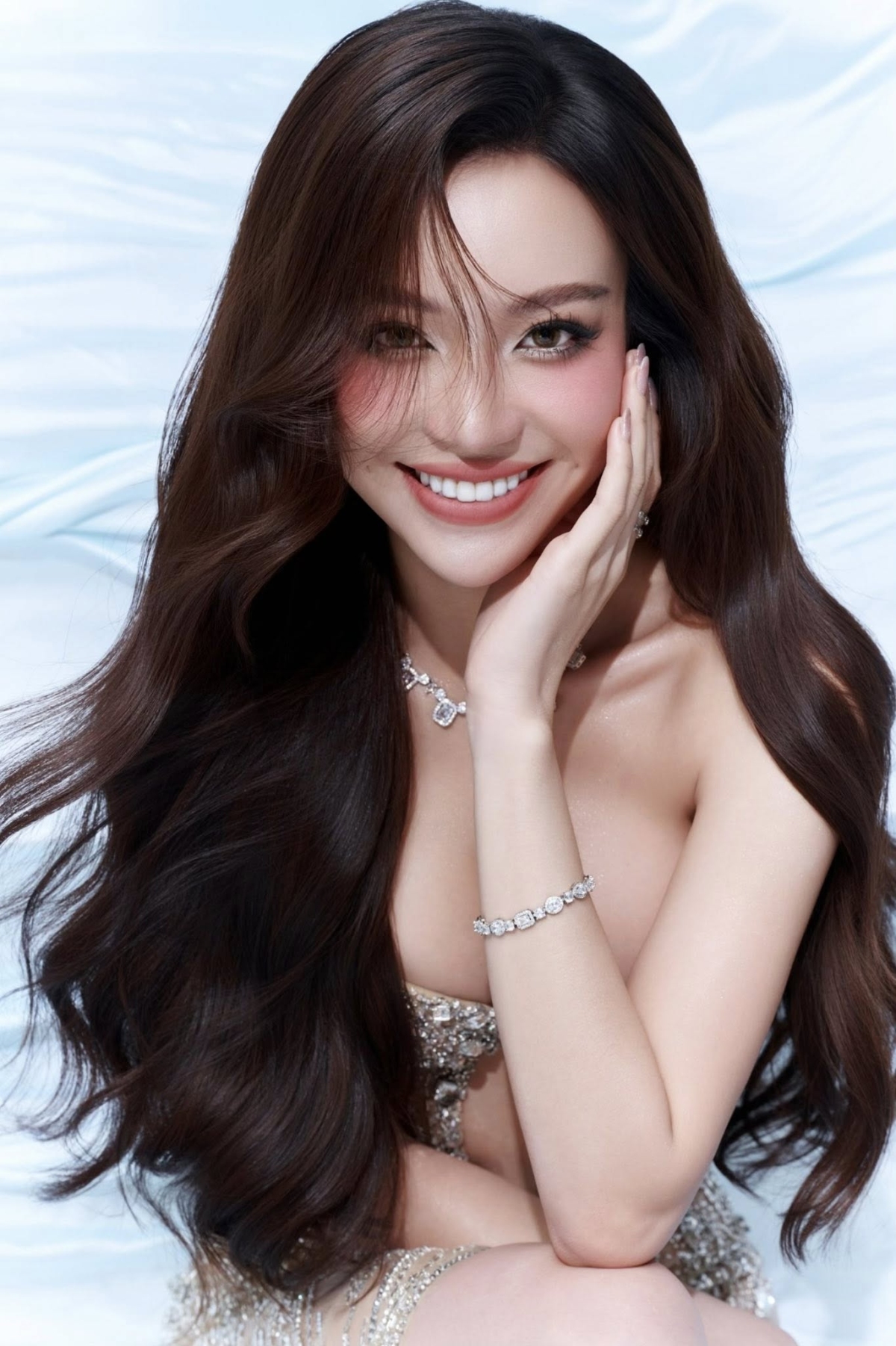 Người đẹp có kinh nghiệm thi nhan sắc, từng là Miss Idol Vietnam 2024, top 10 Miss Grand Vietnam 2023.