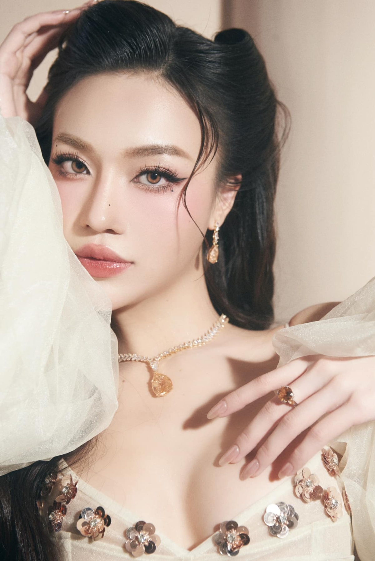   Thí sinh giới thiệu bản thân, hô tên tại sân khấu vòng bán kết.
