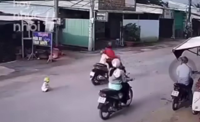 CLIP: Mẹ bỏ con nhỏ giữa đường, bất chấp nguy hiểm. Nguồn: Mạng xã hội