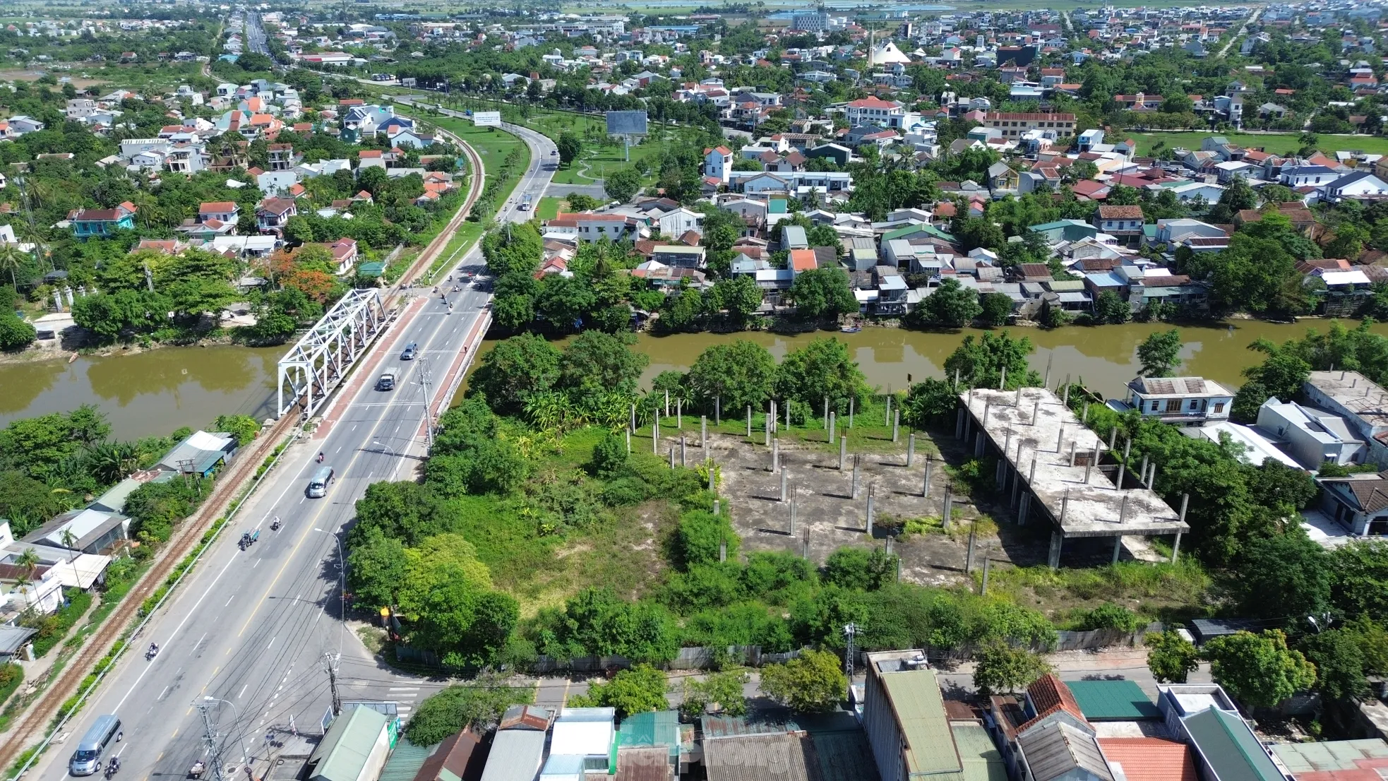 Sau 15 năm dự án khu thương mại giữa trung tâm Huế vẫn thành bãi hoang - 1