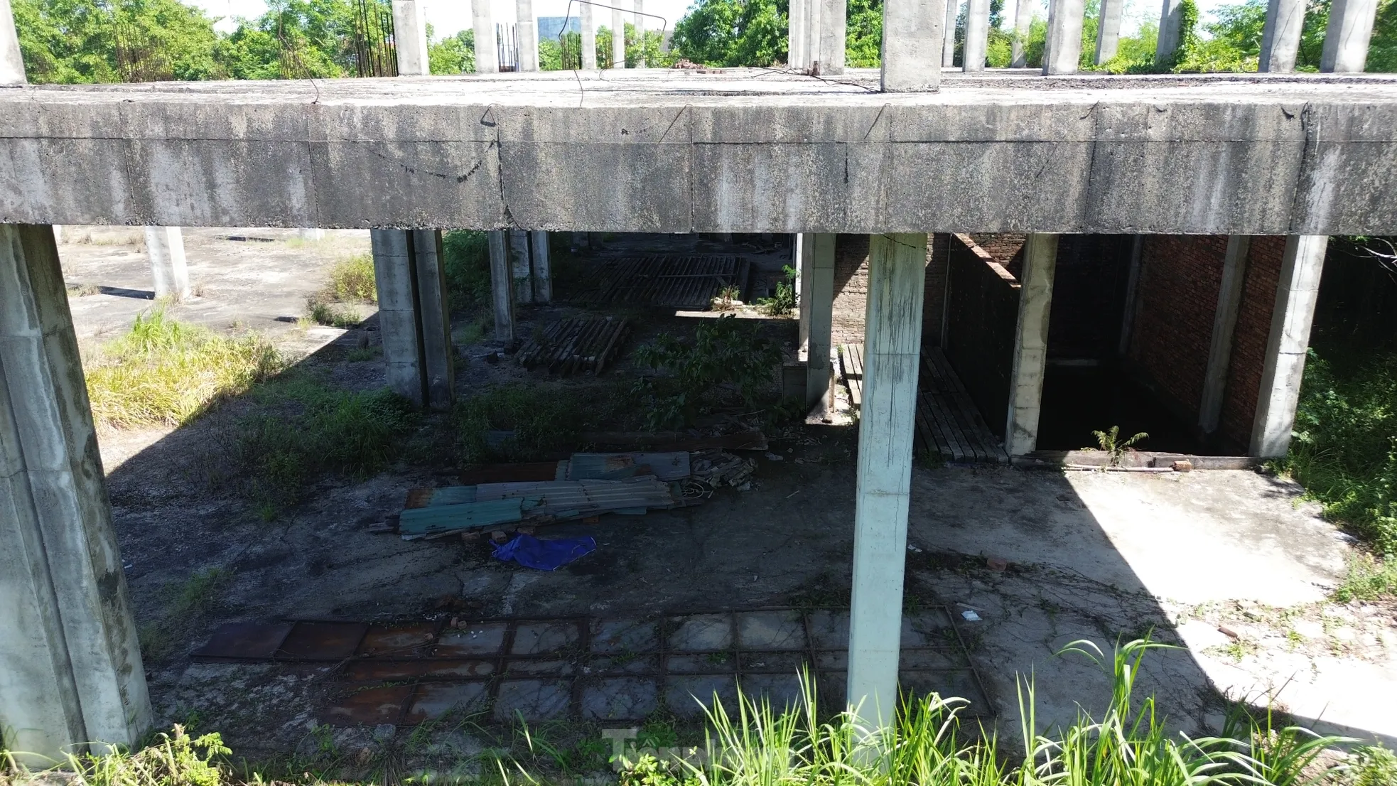 Sau 15 năm dự án khu thương mại giữa trung tâm Huế vẫn thành bãi hoang - 13