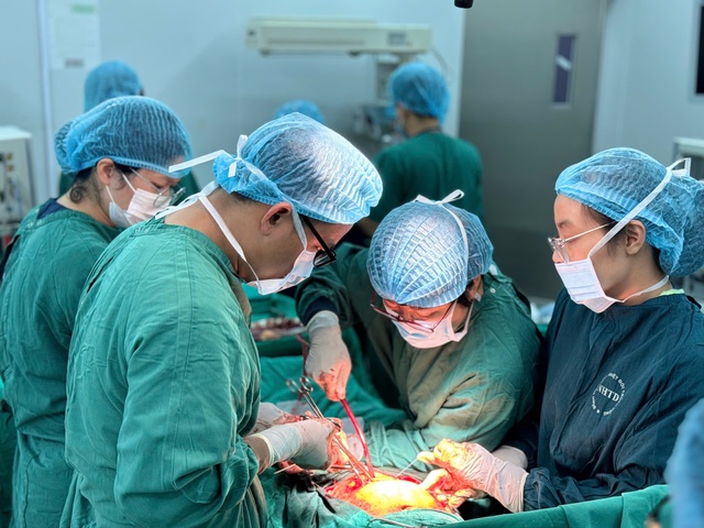 Các bác sĩ tiến hành phẫu thuật cho sản phụ. Ảnh: BVCC