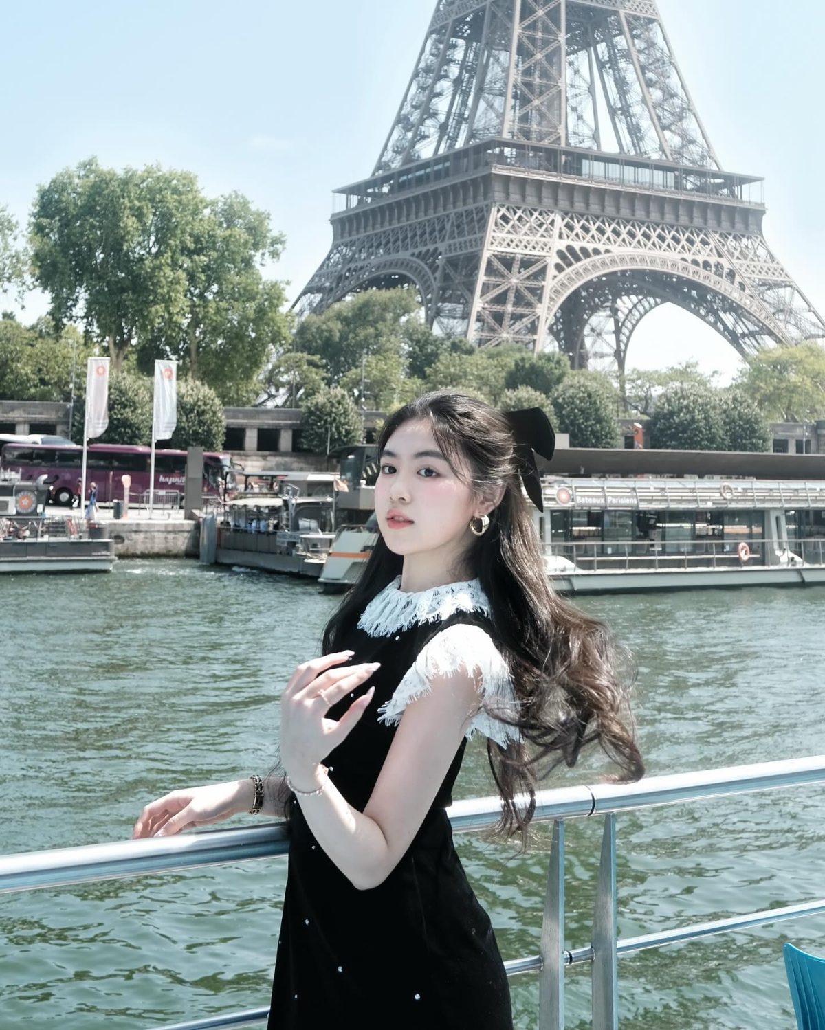 Người đẹp 19 tuổi tôn cánh tay thon thả cùng váy nhung phối ren, đi kèm là phụ kiện nơ cài tóc xinh xắn ăn ý. Dưới bài đăng của Lọ Lem, hàng trăm bình luận khen phong cách, sắc vóc của cô.
