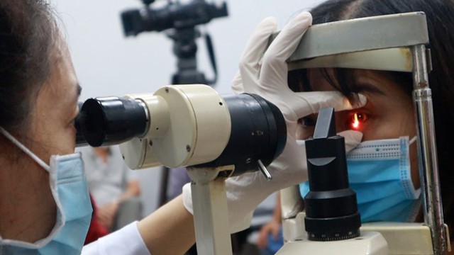 Luật Bảo hiểm Y tế 2024, từ 1/7/2025, điều trị lác và tật khúc xạ của mắt đối với người từ đủ 18 tuổi trở lên không được hưởng BHYT. Ảnh minh họa: TL