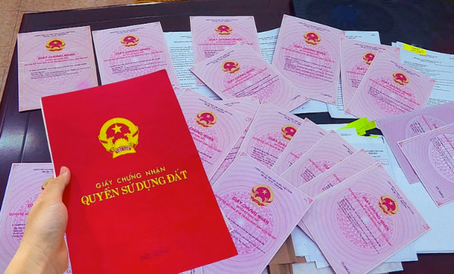 Luật Đất đai 2024 không quy định trực tiếp về độ tuổi tối thiểu để được đứng tên trên sổ đỏ. Ảnh minh họa: TL