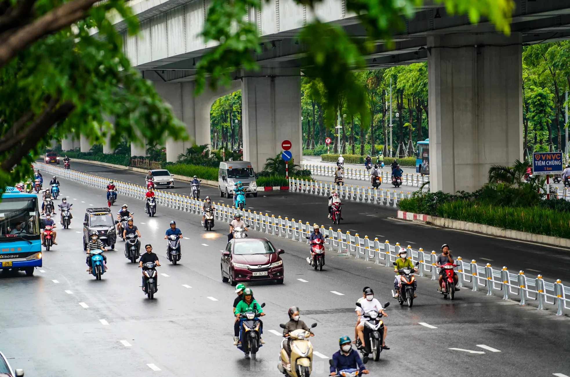 Tương tự, trên tuyến đường Phạm Văn Đồng (quận Cầu Giấy), việc lắp đặt dải phân cách cứng đã được hoàn thành.