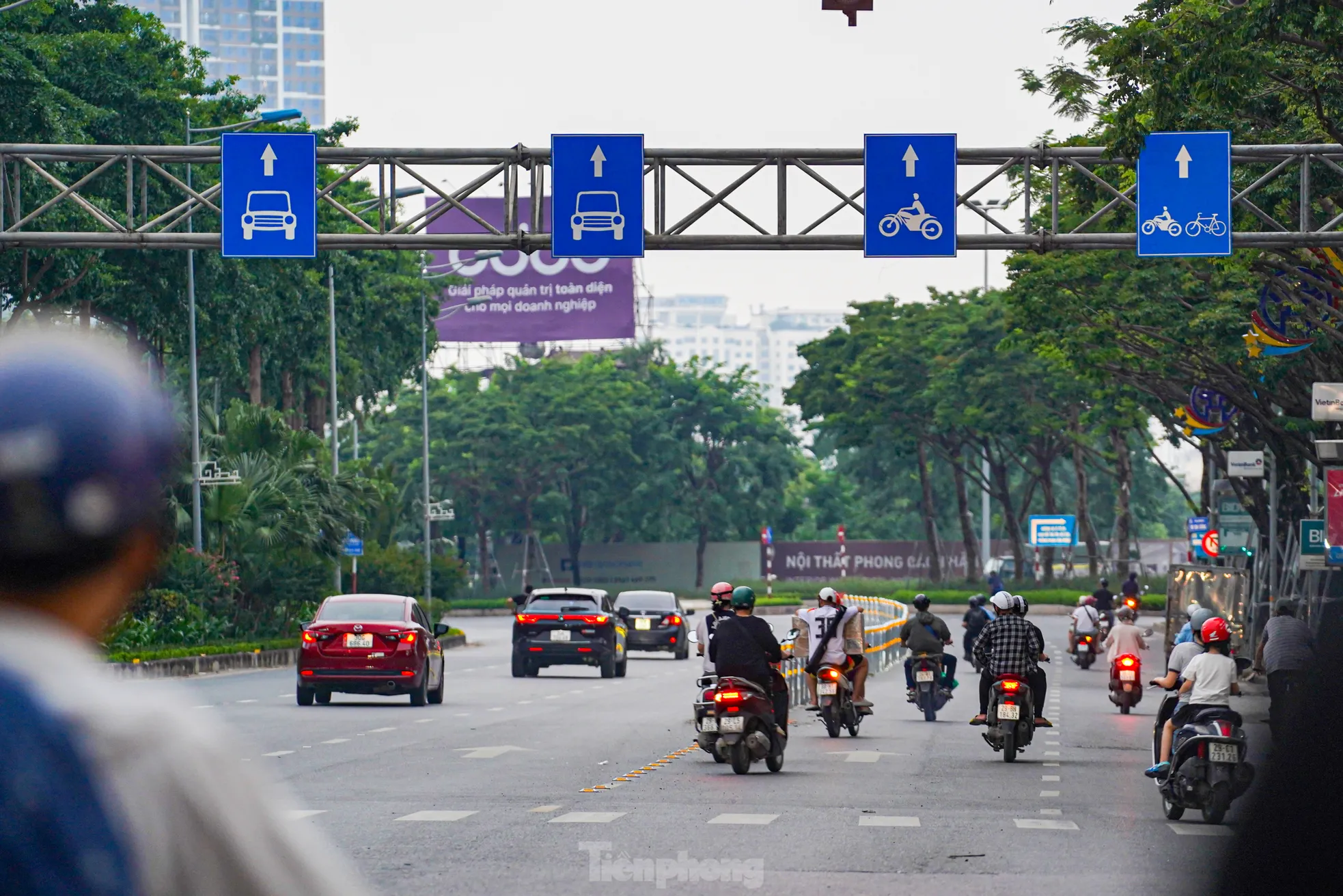 Theo phương án, ba làn ngoài sát dải phân cách giữa sẽ được bố trí làm làn riêng dành cho ô tô. Các làn còn lại phục vụ lưu thông hỗn hợp.