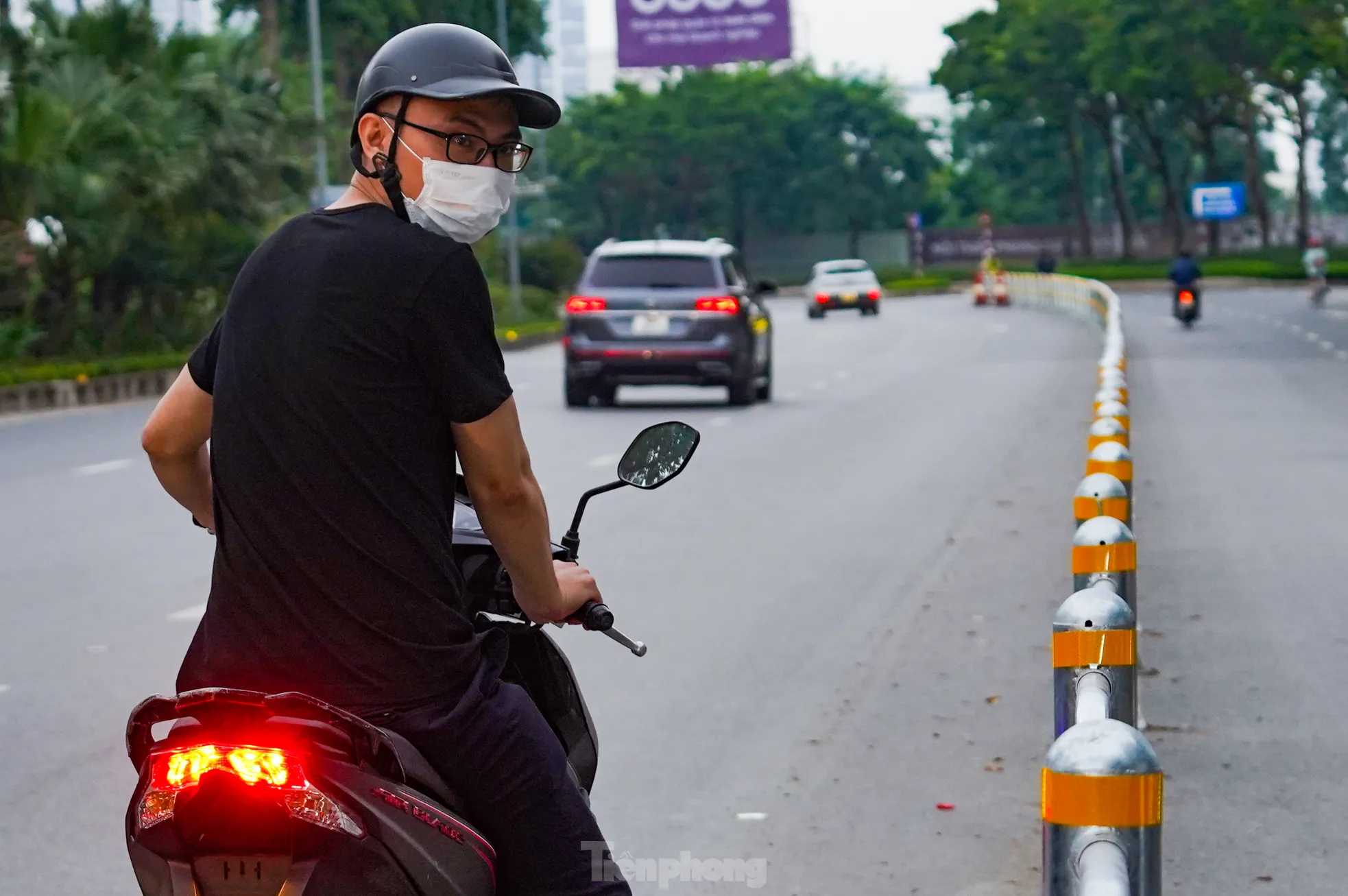 Lỡ đi vào làn đường dành ô tô, một người đàn ông điều khiển xe máy cho biết: “Tôi đi theo thói quen.