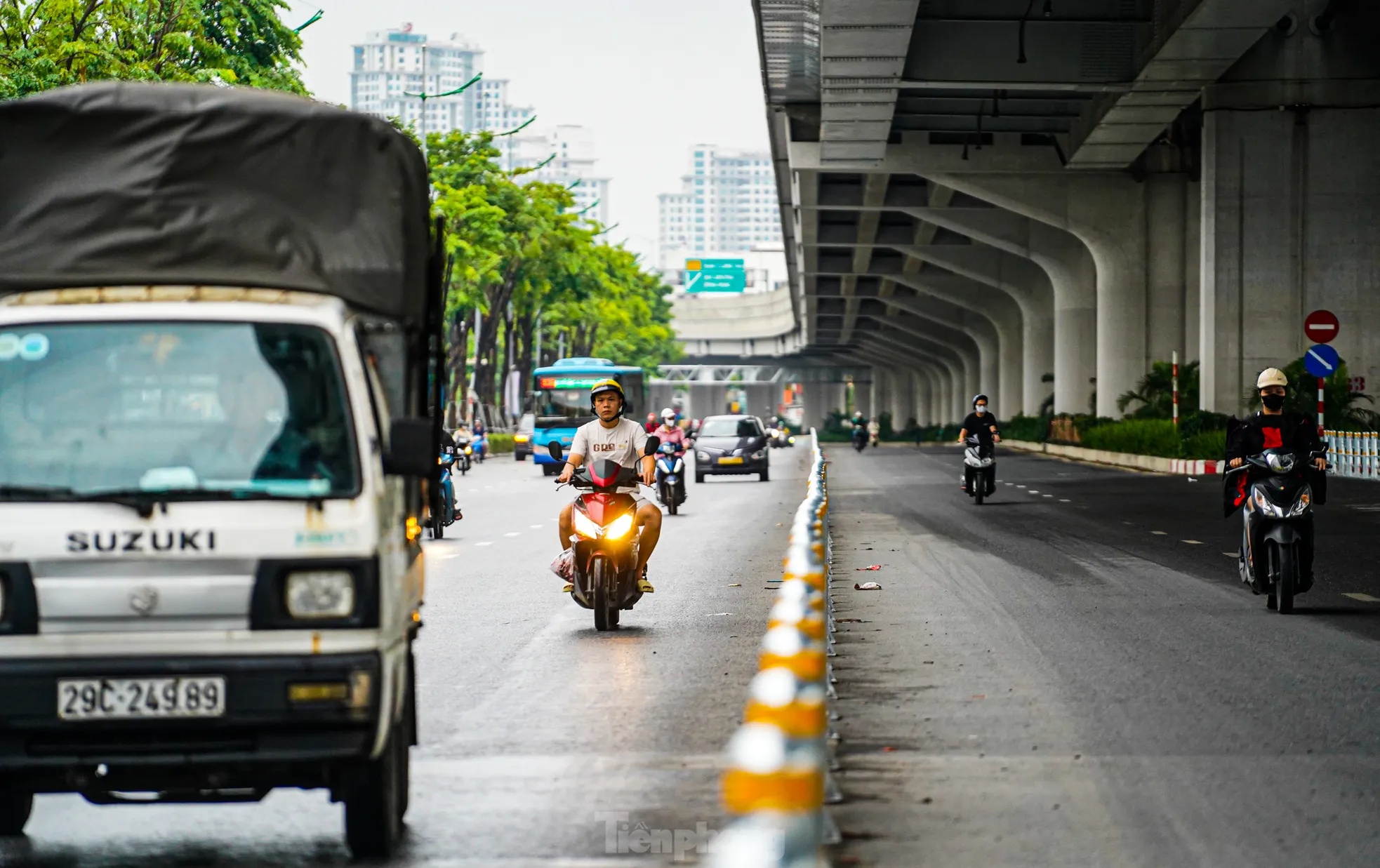 Để phục vụ thí điểm phân làn ô tô và xe máy tại Hà Nội, hơn một tuần qua, các tuyến đường như Phạm Văn Đồng, Võ Chí Công đã được triển khai lắp đặt dải phân cách cứng nhằm tách riêng dòng phương tiện theo làn quy định.