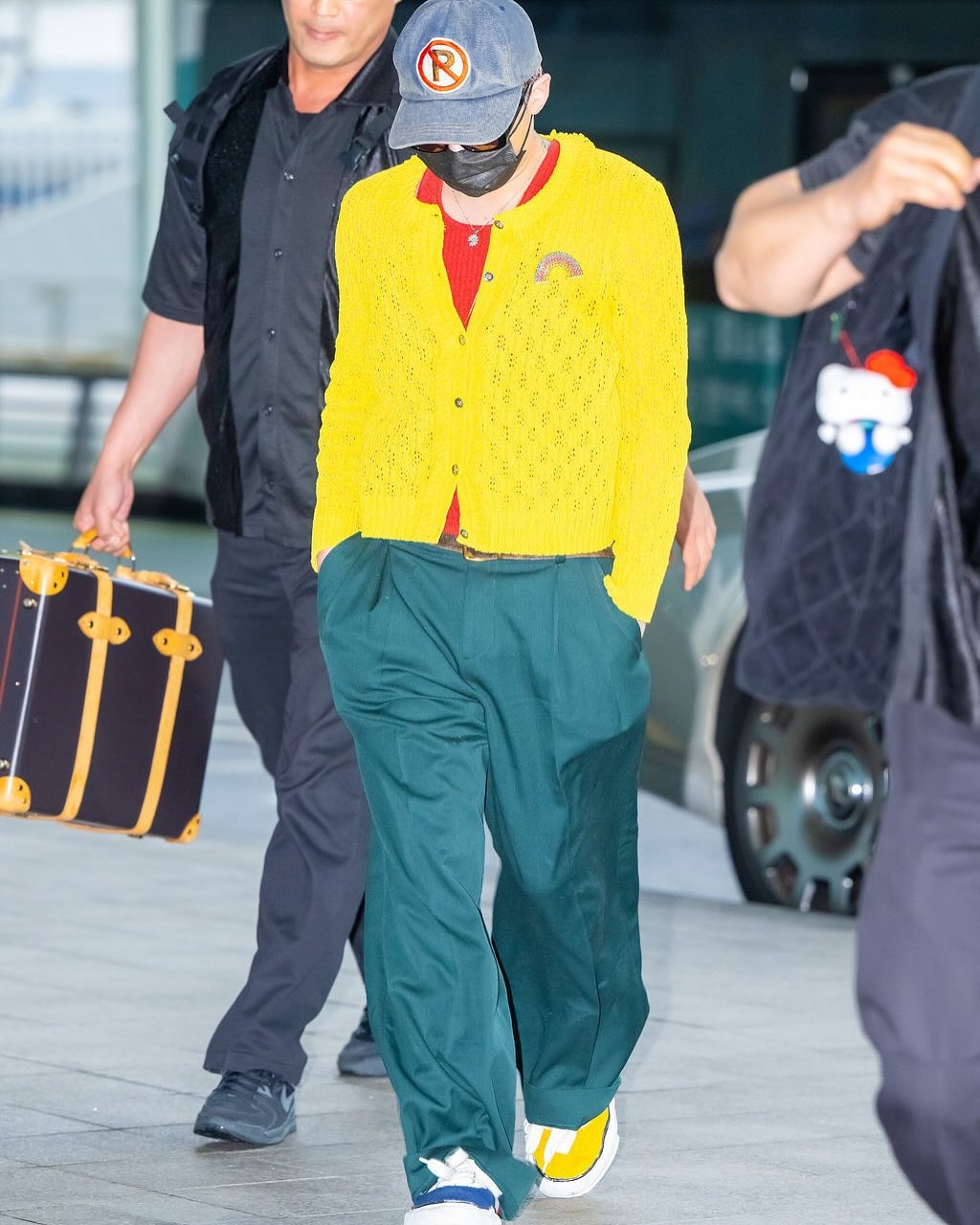 Hôm 20/6, G-Dragon bay từ Hàn Quốc đến Việt Nam để biểu diễn trong đại nhạc hội tại SVĐ Mỹ Đình diễn ra tối 21/6. Ông hoàng K-pop gây chú ý ở sân bay với bộ trang phục sặc sỡ, phối các tông màu vàng - đỏ - xanh.