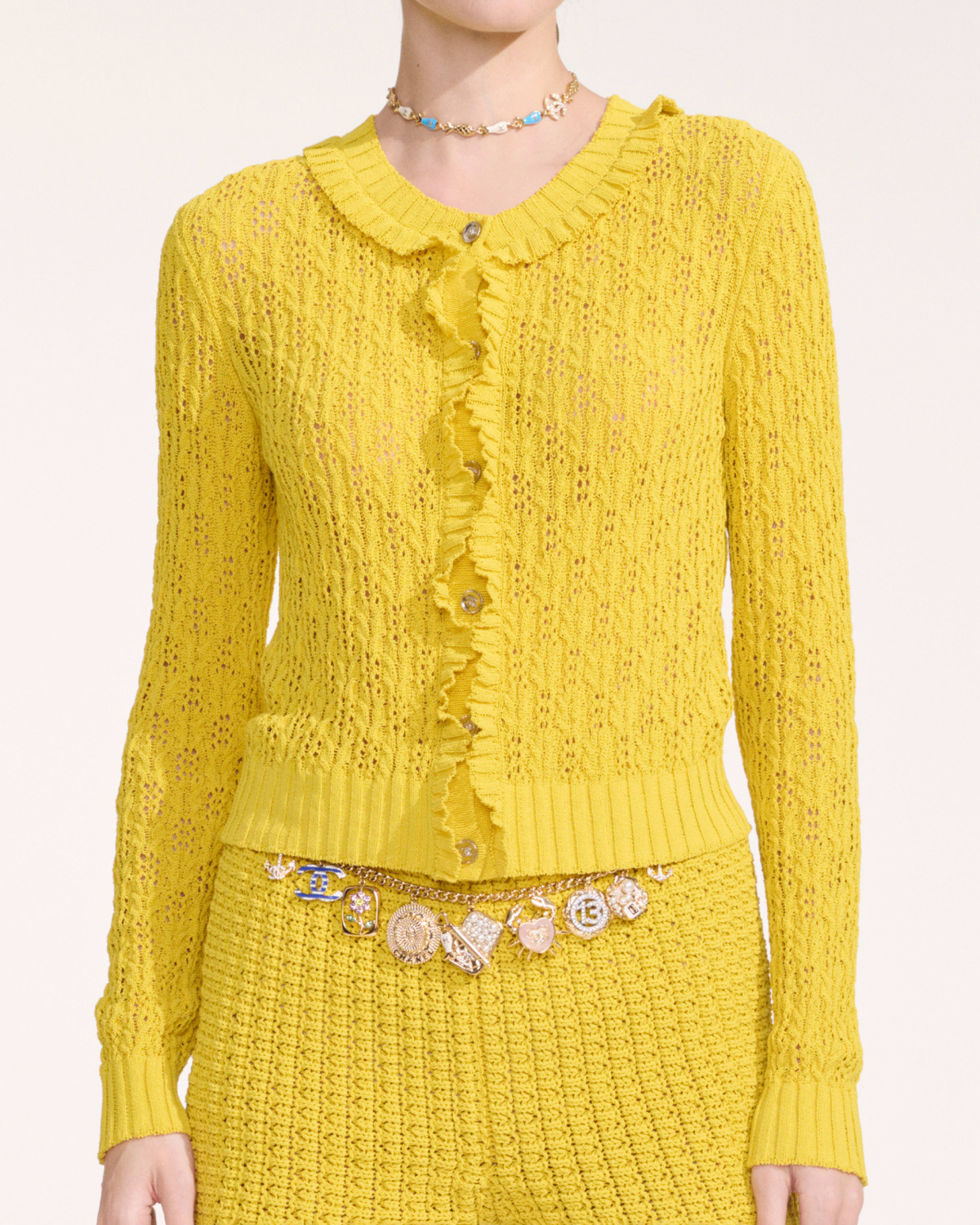 Mẫu cardigan G-Dragon diện nằm trong bộ sưu tập Resort 2025 của Chanel - thương hiệu mà anh là đại sứ. Thiết kế mang âm hưởng vintage, giá bán 3.200 USD (khoảng 84 triệu đồng).